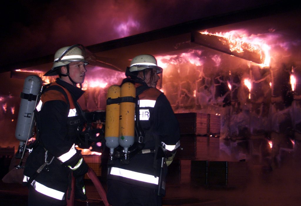 Grou00dfbrand in der Heidenauer Galvanik-Fabrik