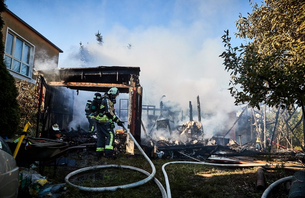 Schuppen samt Garage und Gartenlaube brennen in Heidenau