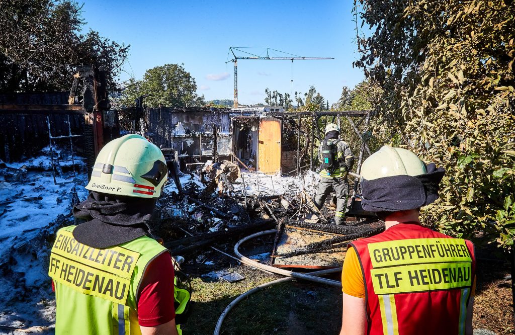 Schuppen samt Garage und Gartenlaube brennen in Heidenau